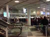 2014-11-14-münchen-flughafen-anstellen-passkontrolle-1