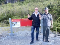 2023-11-06-Franz-Josef-Gletscher-Aussichtspunkt-mit-Ranger