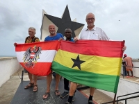 2024-04-03-Accra-Unabhängigkeitsplatz-Österreich-und-Ghana-Fahne