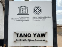 Ghana-Traditionelle-Bauwerke-der-Ashanti-Ejisu-Besease-Tafel-1