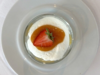 Dessert-Zarte-Topfencreme-mit-Marillenkompott