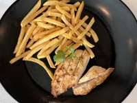 HS-Hühnerbrustfilet-mit-Pommes-Frites