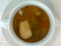 Suppe-Hühnerbouillon-und-Griessnockerl