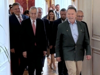Bundespräsident und Arnold Schwarzenegger betreten den Raum
