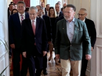 Bundespräsident und Arnold Schwarzenegger betreten den Raum