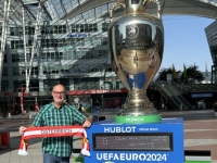 2024-06-29-München-Flughafen-Werbung-Fussball-EM-in-Deutschland