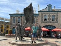 2024-06-29-Jersey-St-Helier-Liberation-Square-mit-Befreiungsdenkmal