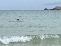 2024-07-01-Guernsey-Baden-am-Pembroke-Beach-bei-17-Grad-Wassertemperatur