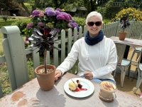 2024-07-02-Insel-Sark-Kaffee-und-Kuchen-im-Herrenhaus-La-Seigneuvie