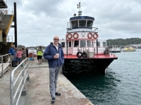 2024-07-03-Insel-Herm-Faehre-kommt-in-St-Peter-Port