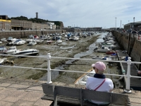 2024-06-29-St-Helier-Ebbe-im-alten-Hafen