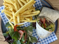 2024-07-03-Insel-Herm-Mermaid-Tavern-ME-Wrap-mit-Rindfleisch-Pommes-und-Salat