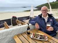 2024-07-03-Insel-Herm-Shell-Beach-Cafe-Bier-und-Brettljause