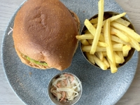 2024-07-04-Jersey-St-Aubin-Restaurant-The-Boat-House-AE-Burger-mit-Pommes