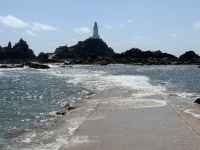 2024-07-04-Leuchtturm-La-Corbiere-mit-Meeresübergang-der-bald-geflutet-wird