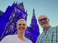 Der Dom wird blau angestrahlt