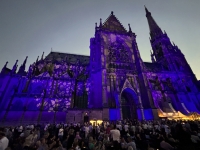 Der Dom wird blau angestrahlt