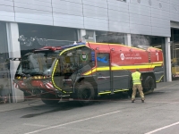 2024-08-01-Flughafen-Nürnberg-Rosenbauer-Panther-wird-geputzt