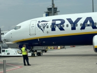 2024-08-01-Flughafen-Nürnberg-zurückschieben-einer-Ryanair