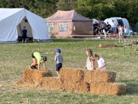 Jonas am Zielgelände beim Strohballen