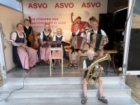 Musikerfamilie Kern aus Alberndorf spielt zum Volkstanzfest auf im ASVOÖ-Wagen