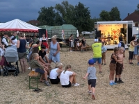 Jonas schaut interessiert beim Volkstanzfest zu