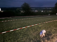 Jonas beim Gras pflücken beim Wetterleuchten