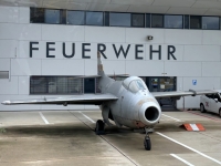 Ausstellungsstück ehemaliger Bundesheer-Jet vor Feuerwache