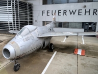 Ausstellungsstück ehemaliger Bundesheer-Jet vor Feuerwache