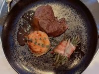 Hauptspeise Chateaubriand Steak mit Kartoffelgratin